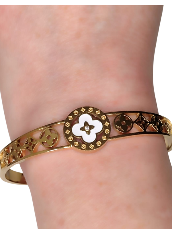 Brazalete flor blanca y simbolos