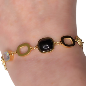 Pulsera dorada con piedra negra