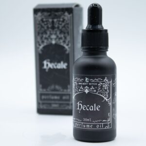 Frasco de aceite de perfume Hécate de 30 ml con cuentagotas junto a su caja negra con ilustración plateada