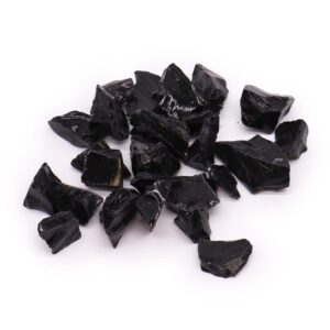 Piedras negras en bruto de formas irregulares y superficie brillante