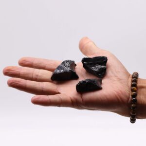 Piedras negras en bruto de formas irregulares y superficie brillante