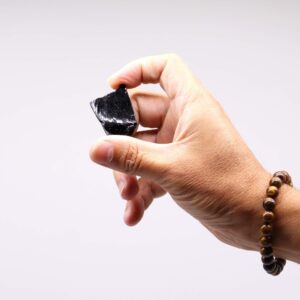 Piedras negras en bruto de formas irregulares y superficie brillante