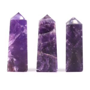 Amatista africana tallada en punta de obelisco, en distintos tonos de violeta