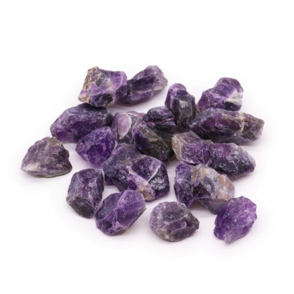 Piedras de amatista en bruto de formas irregulares, en tonos violeta y lila