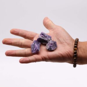 Piedras de amatista en bruto de formas irregulares, en tonos violeta y lila