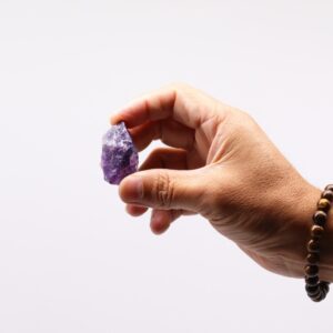 Piedras de amatista en bruto de formas irregulares, en tonos violeta y lila