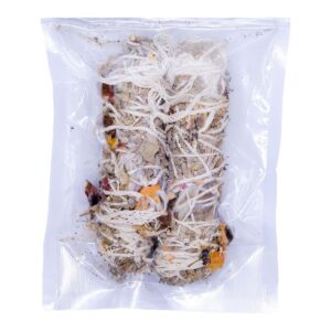 Dos atados de salvia del Himalaya con pétalos de flores secas en una bolsa transparente
