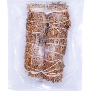 Dos atados de salvia envueltos en raíces de vetiver dentro de una bolsa transparente