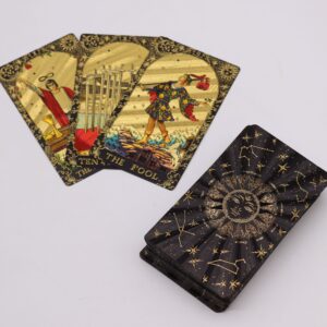 Caja negra de tarot con lámina dorada y la figura del Loco en la tapa