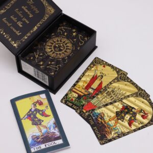 Caja negra de tarot con lámina dorada y la figura del Loco en la tapa