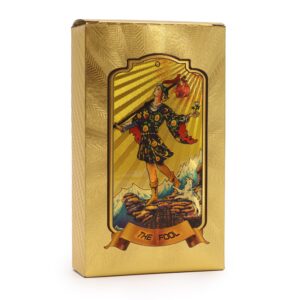 Cartas de tarot doradas El Sol, La Luna y el cuatro de bastos junto al mazo con el reverso dorado