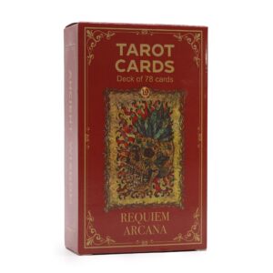 Cartas de tarot gótico con calaveras ilustradas, el Emperador con corona, y mazo con reverso color pergamino