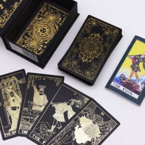 Estuche negro de tarot con una figura estampada en dorado y el rótulo Gold foil Tarot