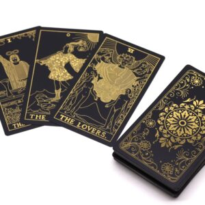 Estuche negro de tarot con una figura estampada en dorado y el rótulo Gold foil Tarot