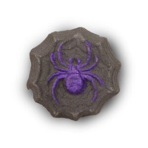 Bomba de baño gris con forma de tela de araña y una araña violeta nacarada en relieve