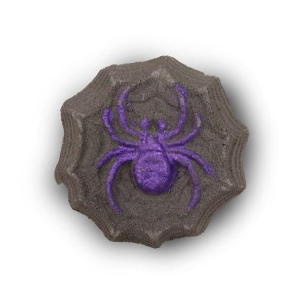 Bomba de baño gris con forma de tela de araña y una araña violeta nacarada en relieve