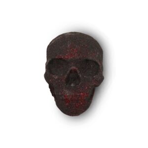 Bomba de baño con forma de calavera negra salpicada de brillo rojo