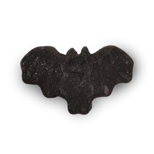 Bomba de baño con forma de murciélago negro con las alas abiertas y brillo plateado