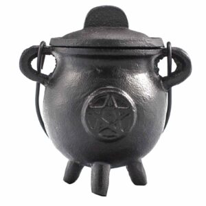 Caldero pequeño de hierro fundido negro con tres patas, tapa, asa y pentáculo en relieve
