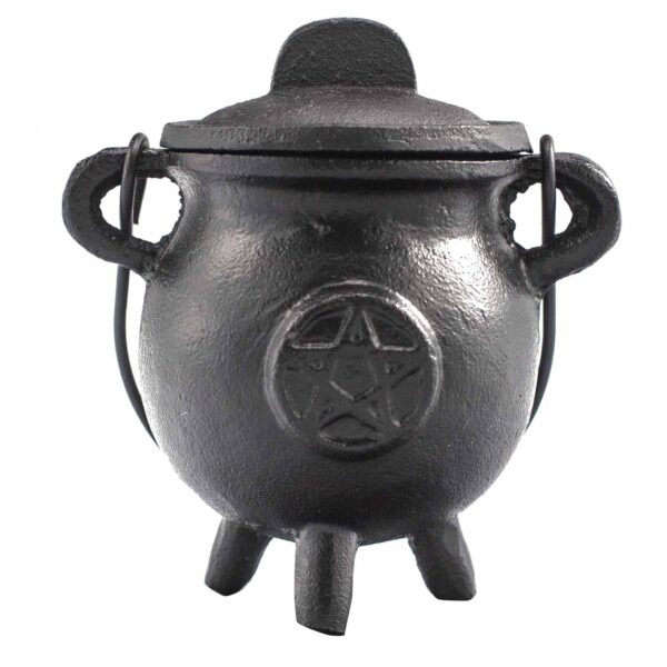 Caldero pequeño de hierro fundido negro con tres patas, tapa, asa y pentáculo en relieve