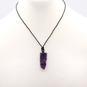 Home 20 Colgante de amatista violeta en punta plana envuelta en una red de cordón negro anudado
