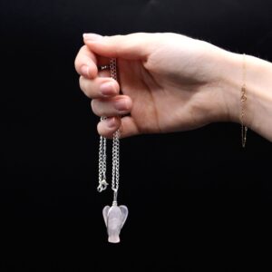 Colgante de ángel de la guarda tallado en cuarzo rosa con hilo y cadena bañados en plata