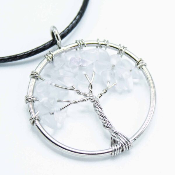 Colgante árbol de la vida de alambre plateado con lascas de cristal de roca y cordón negro