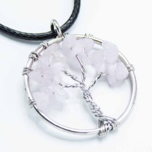 Colgante redondo de árbol de la vida de alambre con lascas de cuarzo rosa y cordón