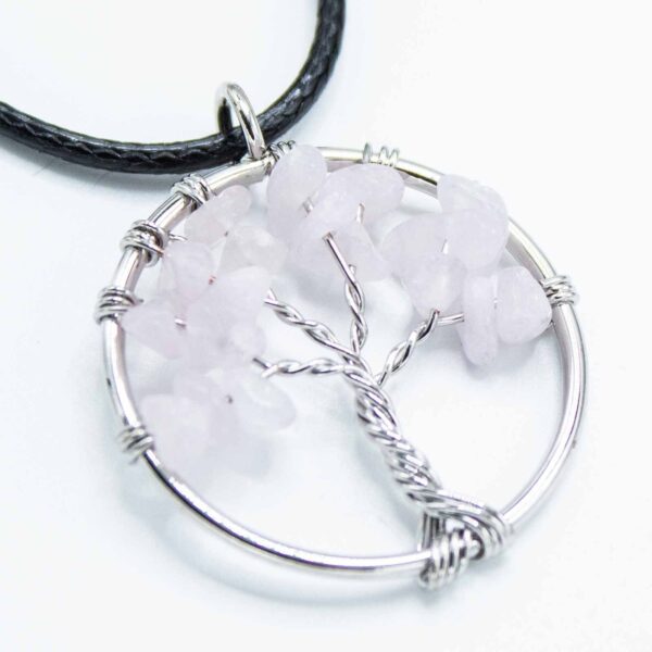 Colgante redondo de árbol de la vida de alambre con lascas de cuarzo rosa y cordón