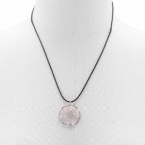 Colgante redondo de árbol de la vida de alambre con lascas de cuarzo rosa y cordón