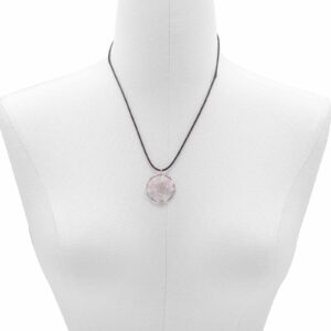 Colgante redondo de árbol de la vida de alambre con lascas de cuarzo rosa y cordón