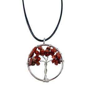 Colgante árbol de la vida de alambre plateado con lascas de jaspe rojo y cordón negro