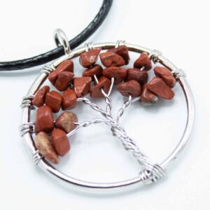 Colgante árbol de la vida de alambre plateado con lascas de jaspe rojo y cordón negro