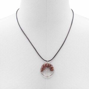 Colgante árbol de la vida de alambre plateado con lascas de jaspe rojo y cordón negro