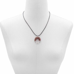 Colgante árbol de la vida de alambre plateado con lascas de jaspe rojo y cordón negro