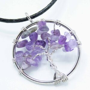 Colgante árbol de la vida de alambre plateado con lascas de amatista y cordón negro