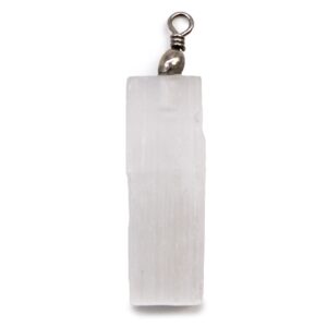 Inicio 12 Colgante de selenita blanca en bruto con forma de barra rectangular y estrías verticales, con anilla metálica arriba, sobre fondo blanco