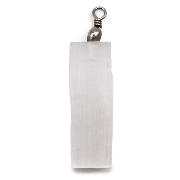 Colgante de selenita blanca en bruto con forma de barra rectangular y estrías verticales, con anilla metálica arriba, sobre fondo blanco