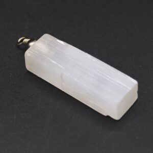 Colgante de selenita blanca en bruto con forma de barra rectangular y estrías verticales, con anilla metálica arriba, sobre fondo blanco