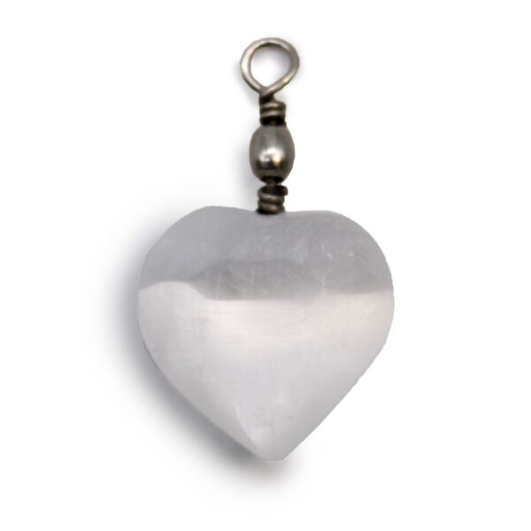 Colgante de selenita blanca en forma de corazón con anilla en la parte superior, sobre fondo blanco