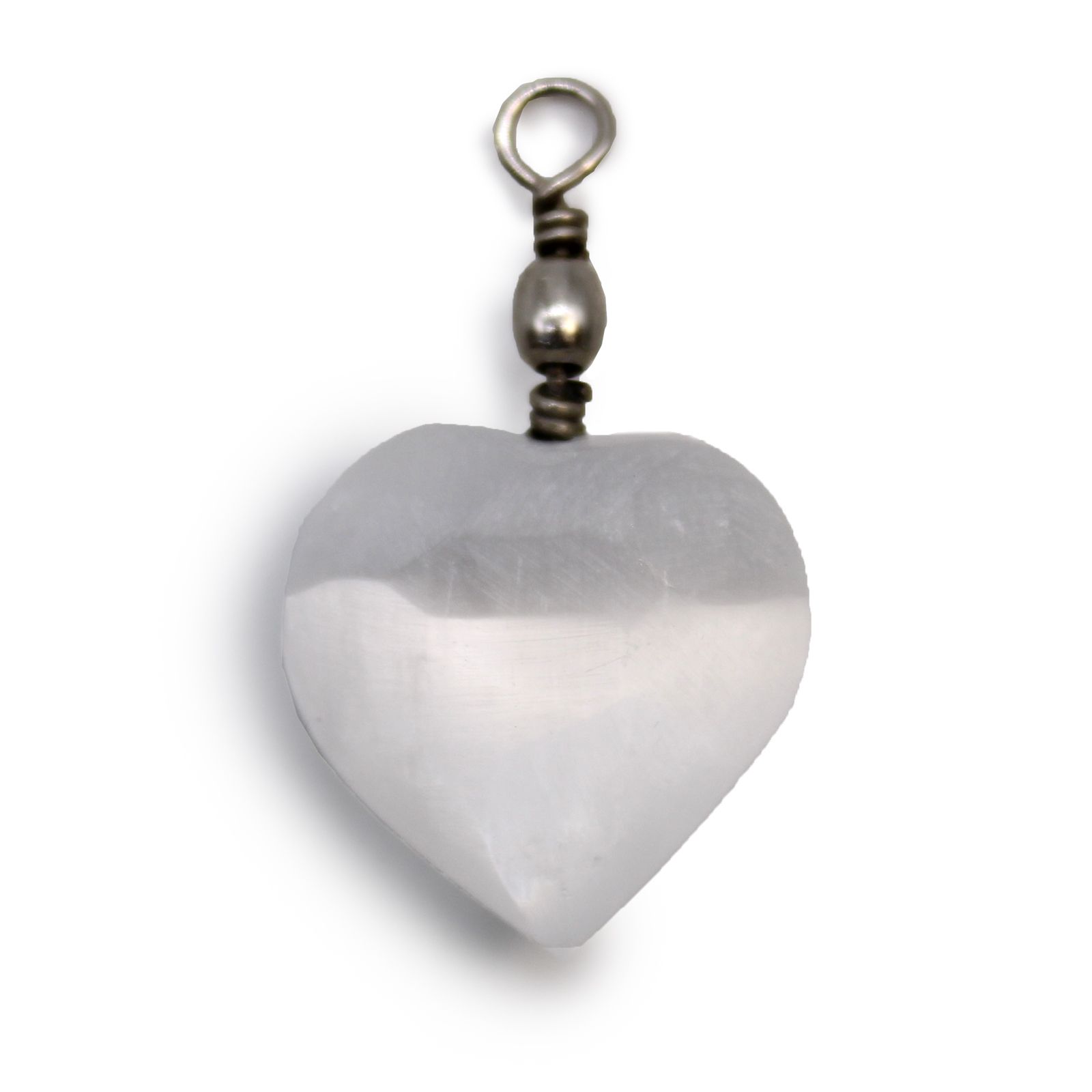 Colgante de selenita blanca en forma de corazón con anilla en la parte superior, sobre fondo blanco