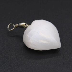 Colgante de selenita blanca en forma de corazón con anilla en la parte superior, sobre fondo blanco