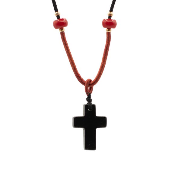 Colgante de cruz de ágata negra con cordón negro y tramo rojo con cuentas