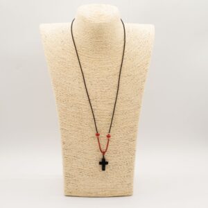 Colgante de cruz de ágata negra con cordón negro y tramo rojo con cuentas