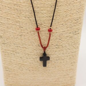 Colgante de cruz de ágata negra con cordón negro y tramo rojo con cuentas