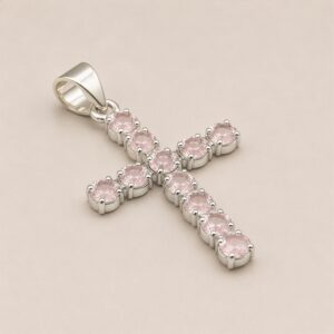 Colgante de cruz con baño de plata y piedras rosa facetadas, con cadena de 45 cm