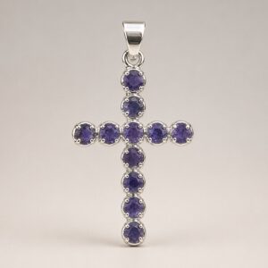 Colgante de cruz bañado en plata con piedras facetadas de color violeta