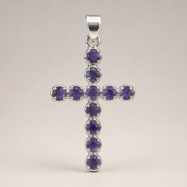 Colgante de cruz bañado en plata con piedras facetadas de color violeta