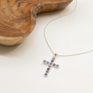 Colgante de cruz bañado en plata con piedras facetadas de color violeta