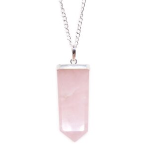Colgante de cuarzo rosa en forma de lápiz plano con casquillo y cadena bañados en plata
